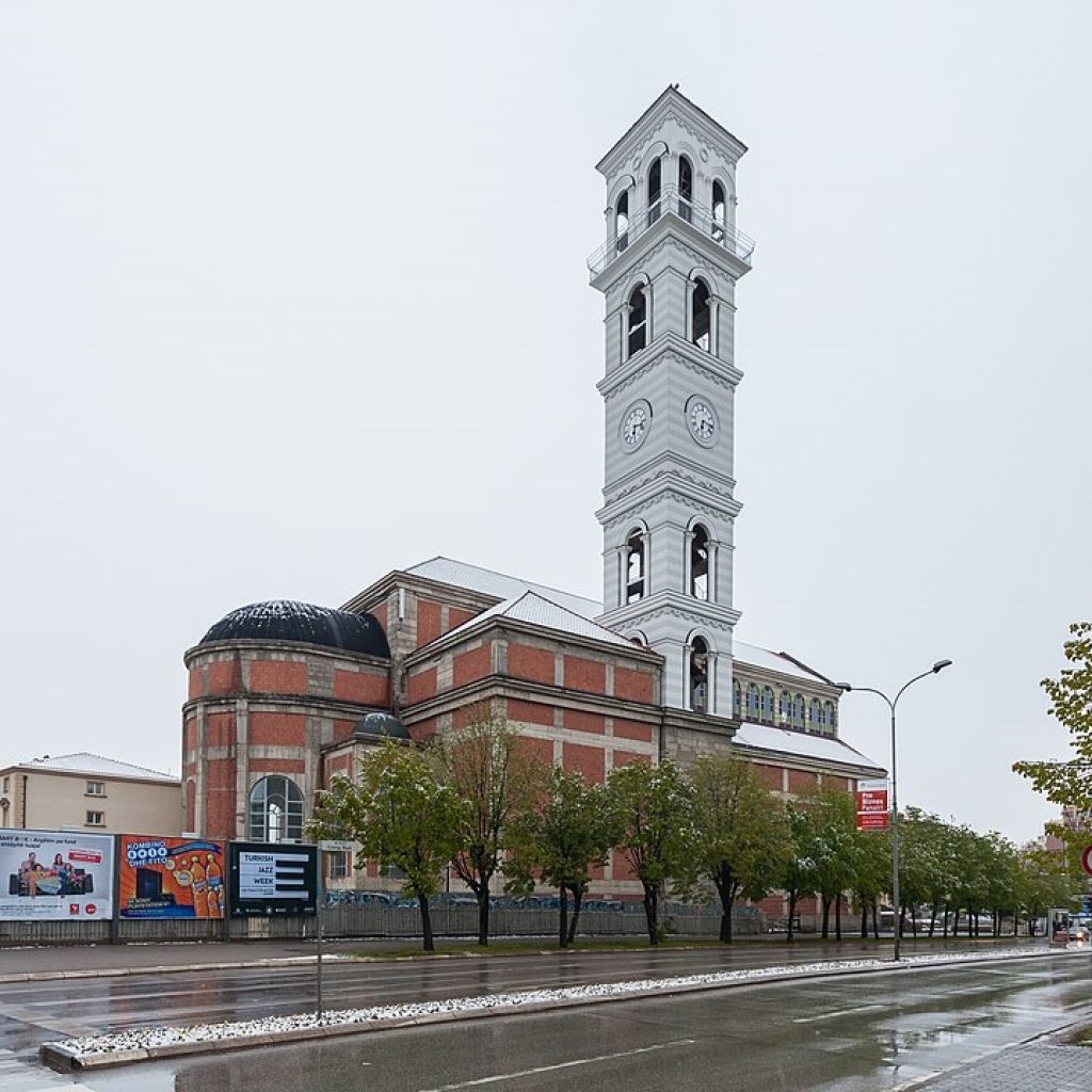 901px-Catedral_de_la_Madre_Teresa_Pristina_Kosovo_2014-04-16_DD_11