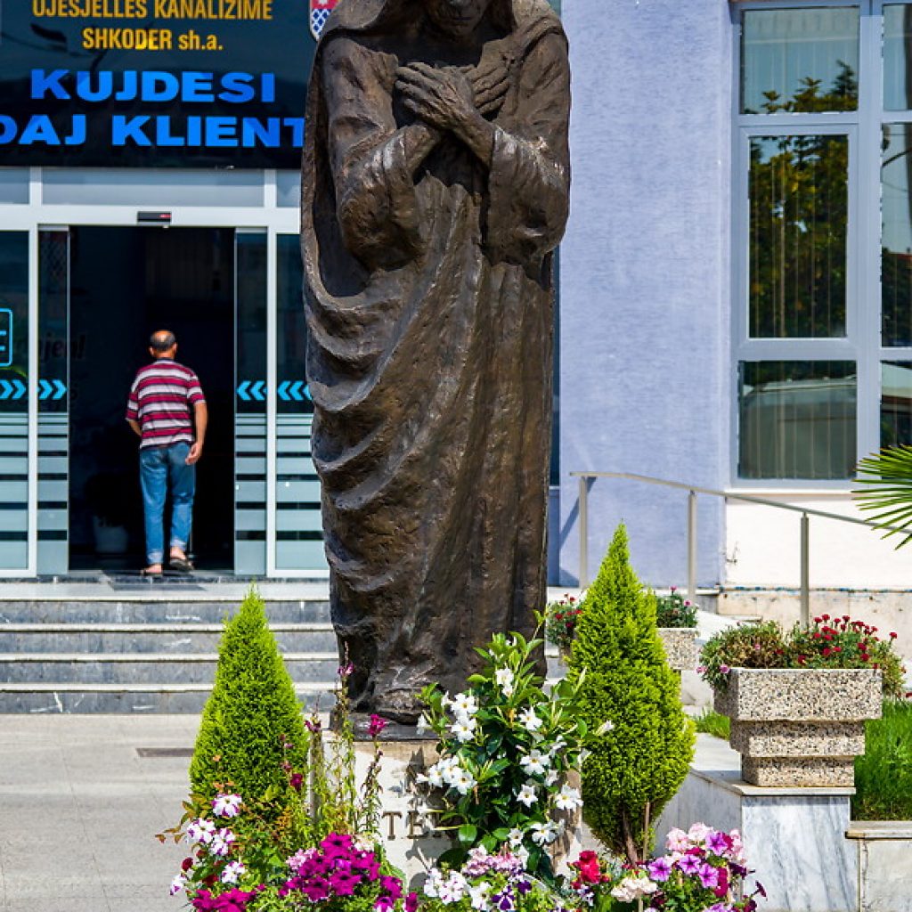 28 Mother Teresa statue